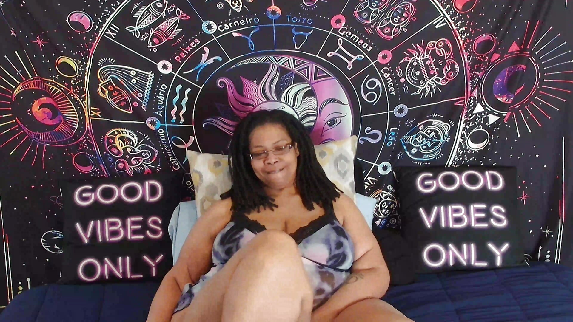 Domi play upclose pussy - video oleh model kamera RENAESPLEASUREPALACE