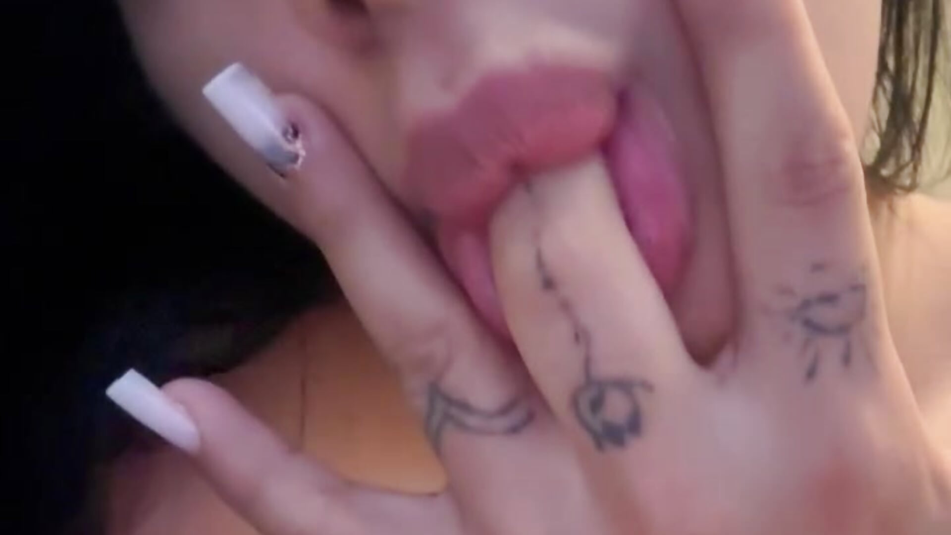 Sucking finger teasing - video av Samira30 cam model