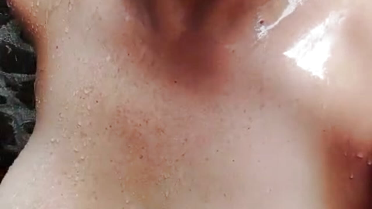 take a shower and suck my big boobs - Video von MilfClarett Cam-Model