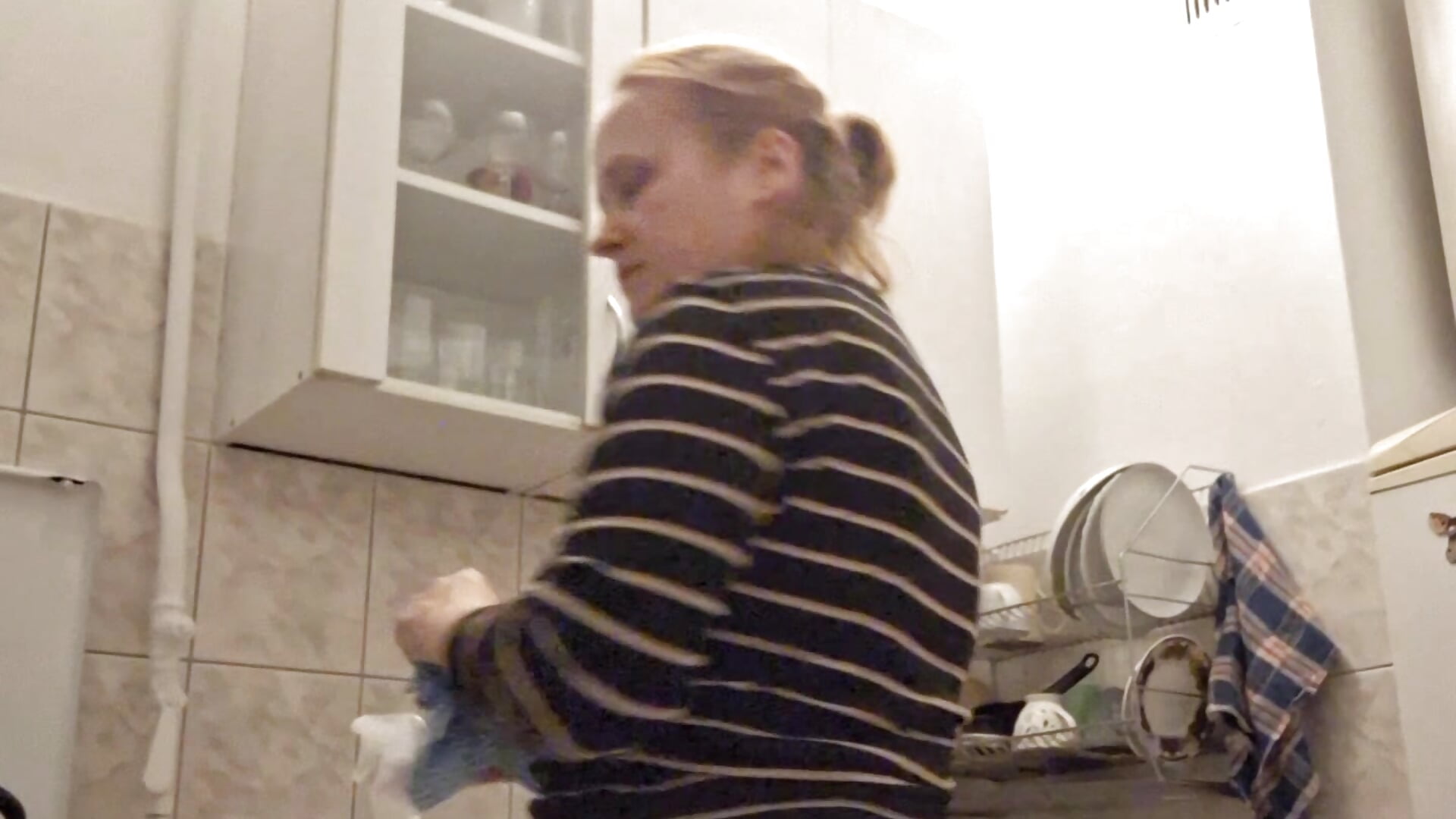 Nielubiane przeze mnie "sprzatanie",dla tych co lubia patrzec,jak ktos sprzata.Bez nagosci - video by CitratedPaean cam model
