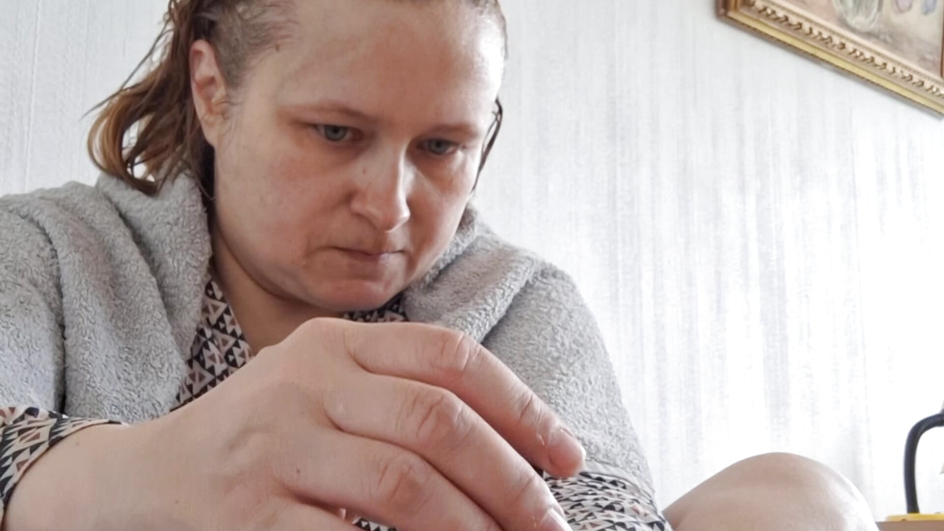 Malowanie paznokci z sekundowym widokiem na cipke w srodku filmu - video by CitratedPaean cam model