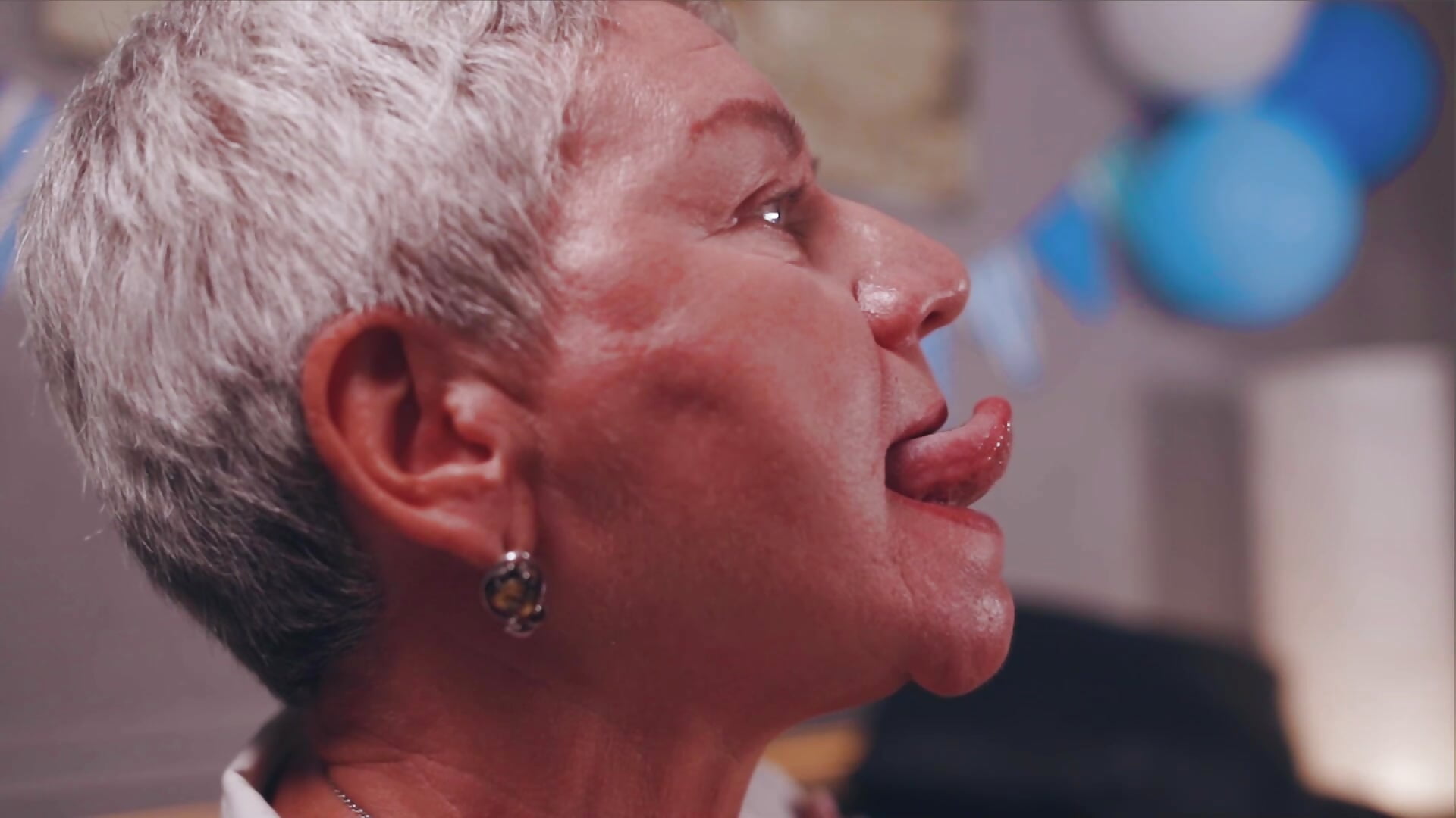 Showing my tongue－カメラキャストのroxana_brooksの動画