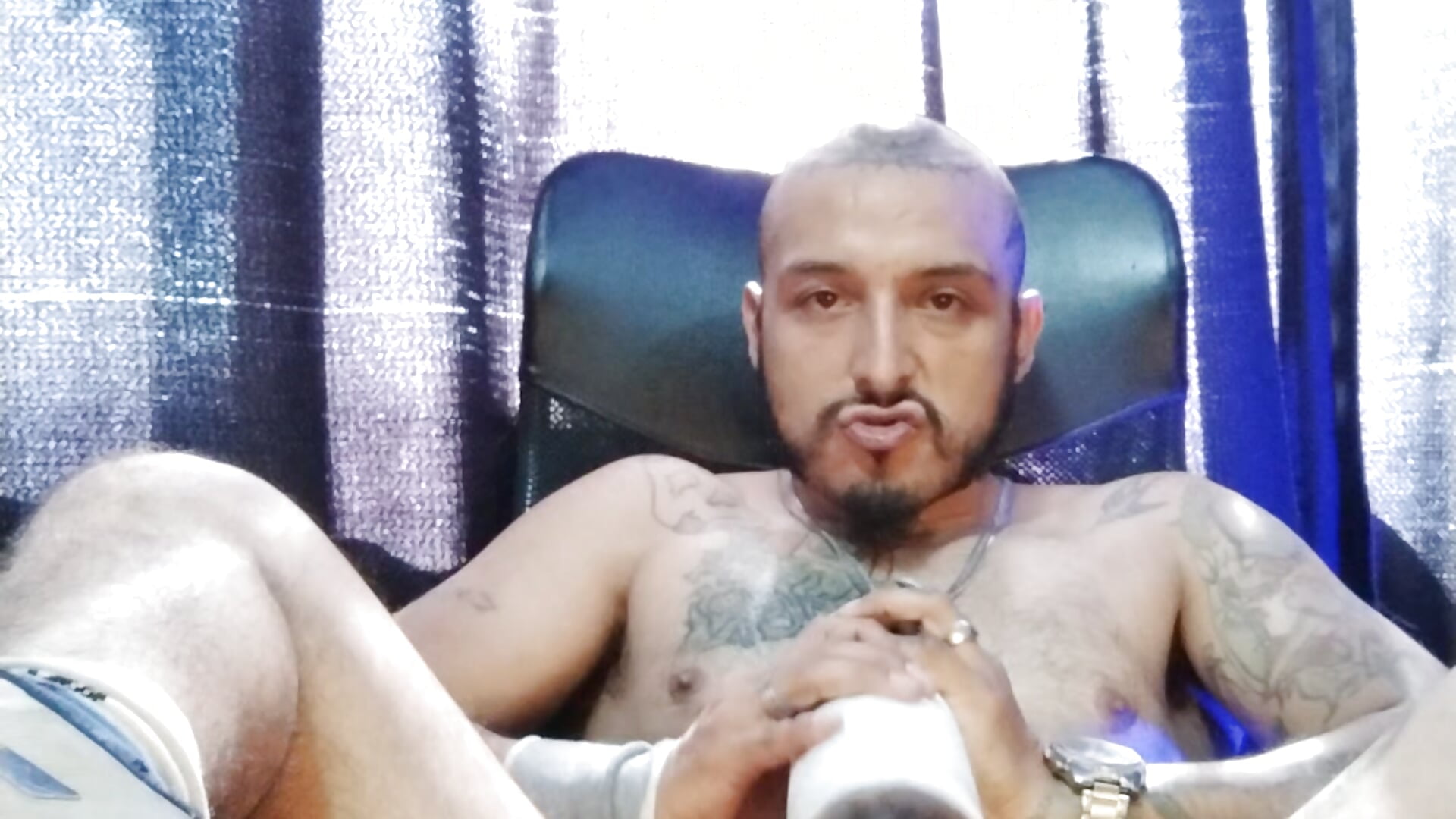 How nice it is to give pleasure to my cock. Sucking and vibrating.