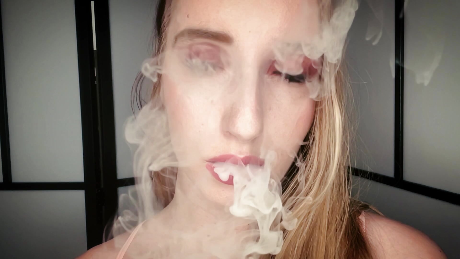 Smoke Fetish - misstrixiefox adlı kamera modelinin videosu