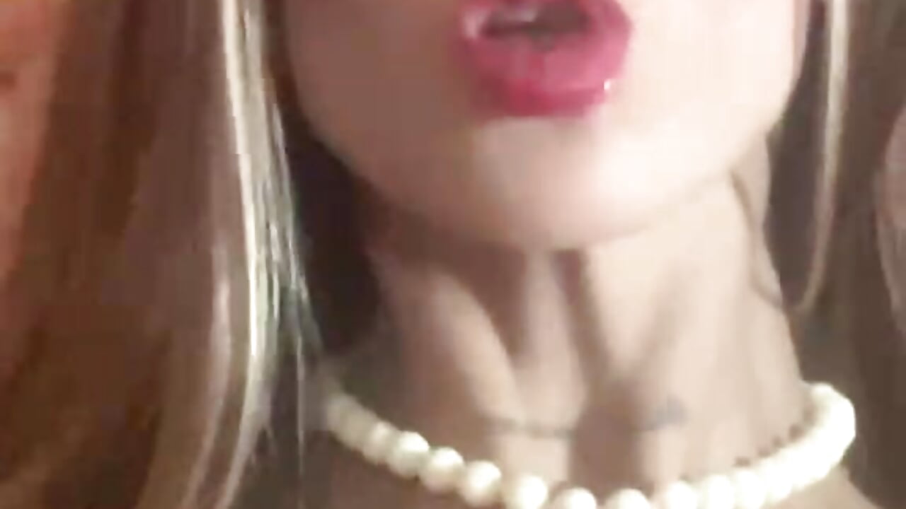 Mmmm 👄 - video by zinnia_mosley cam model