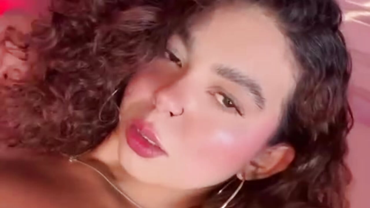 Cute face hot body - video by rihanna_rose cam model