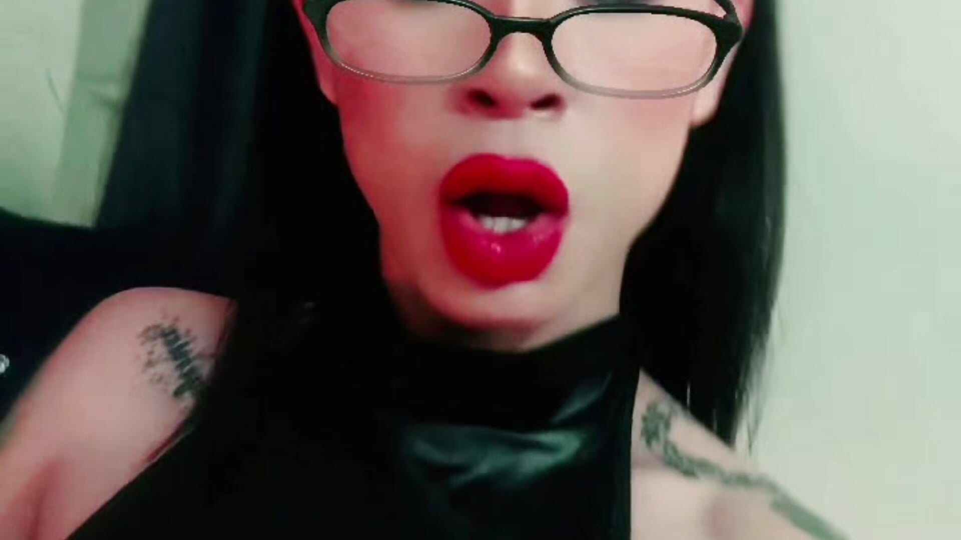 Sexy suit✨ — filmik lesly_xx, modela(-lki) na kamerkach