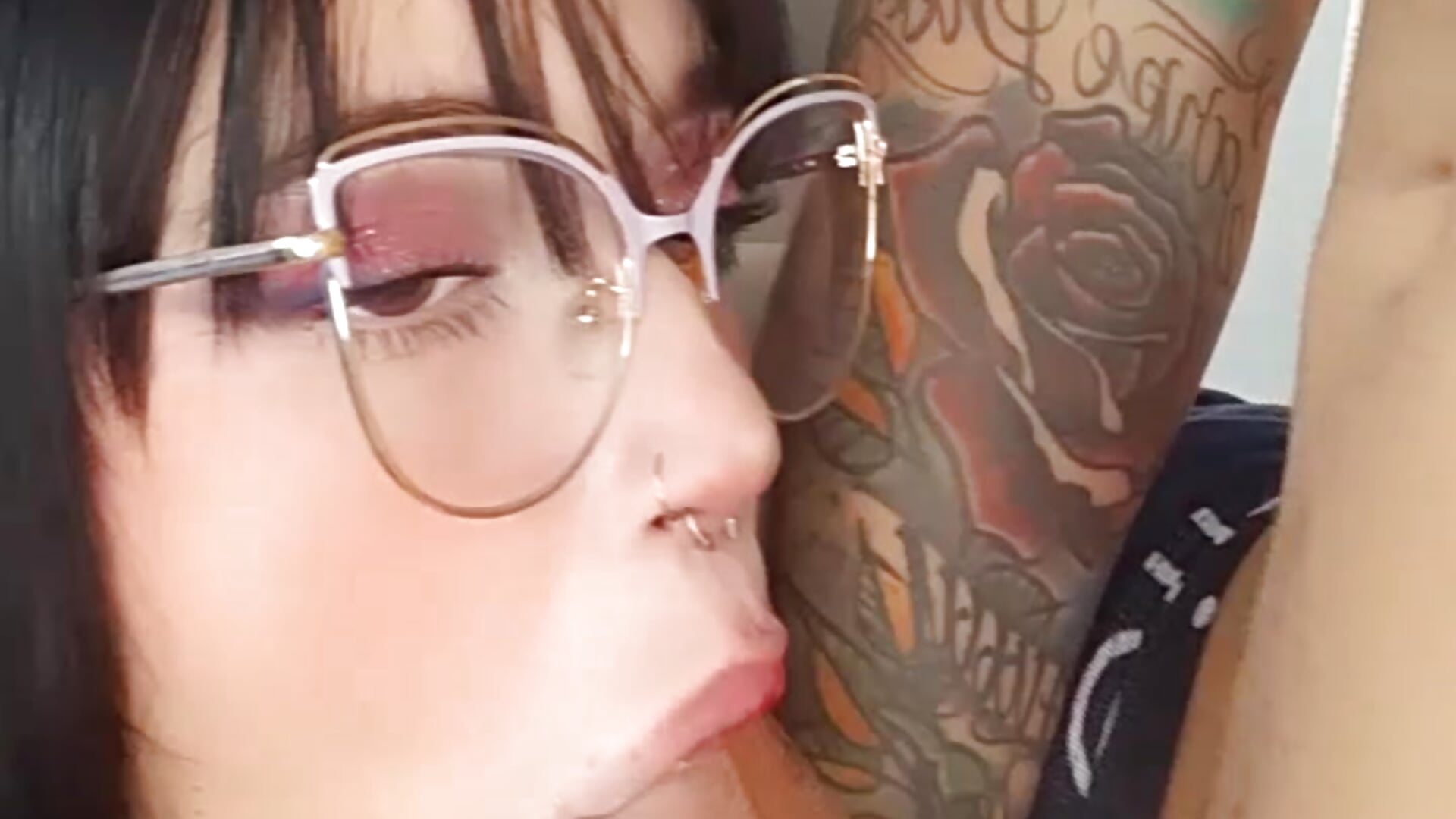 a good suck cock hard - vidéo du modèle de showcams ThekingandAky