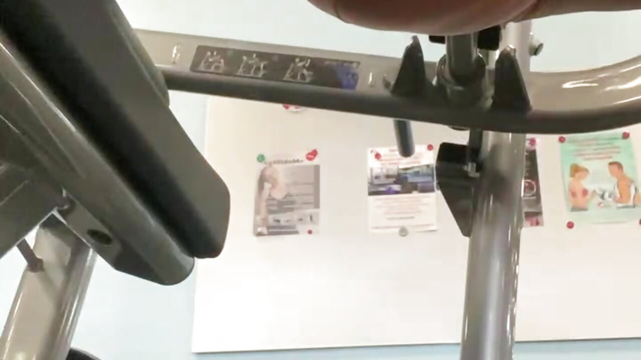 Working up my glutes - video by maryssaa_ cam model