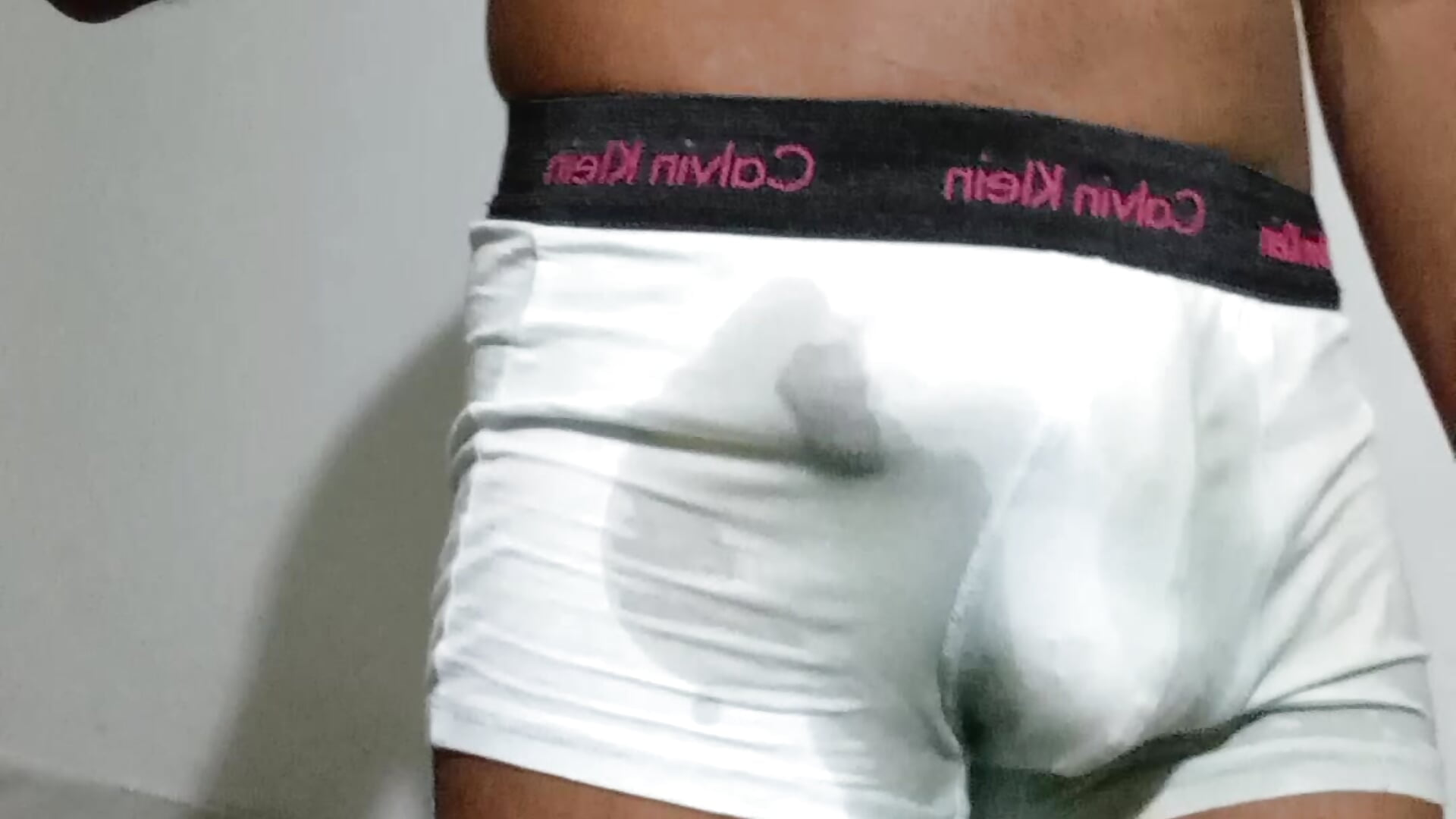 Goldenshower spray on my body after wetting my skyblue pants - video av SL-Robinsan cam-modell