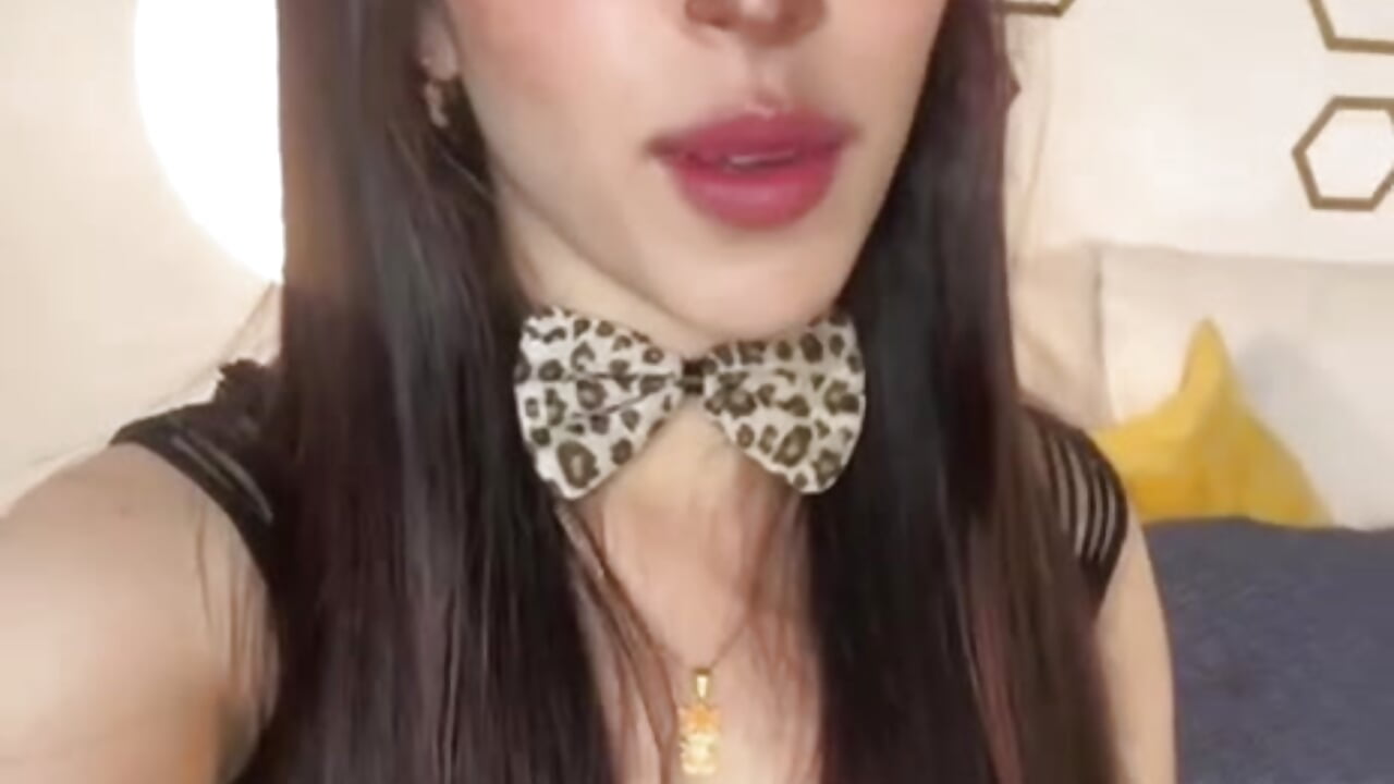 Sexy kitty outfit halloween - vidéo du modèle de showcams adriscute