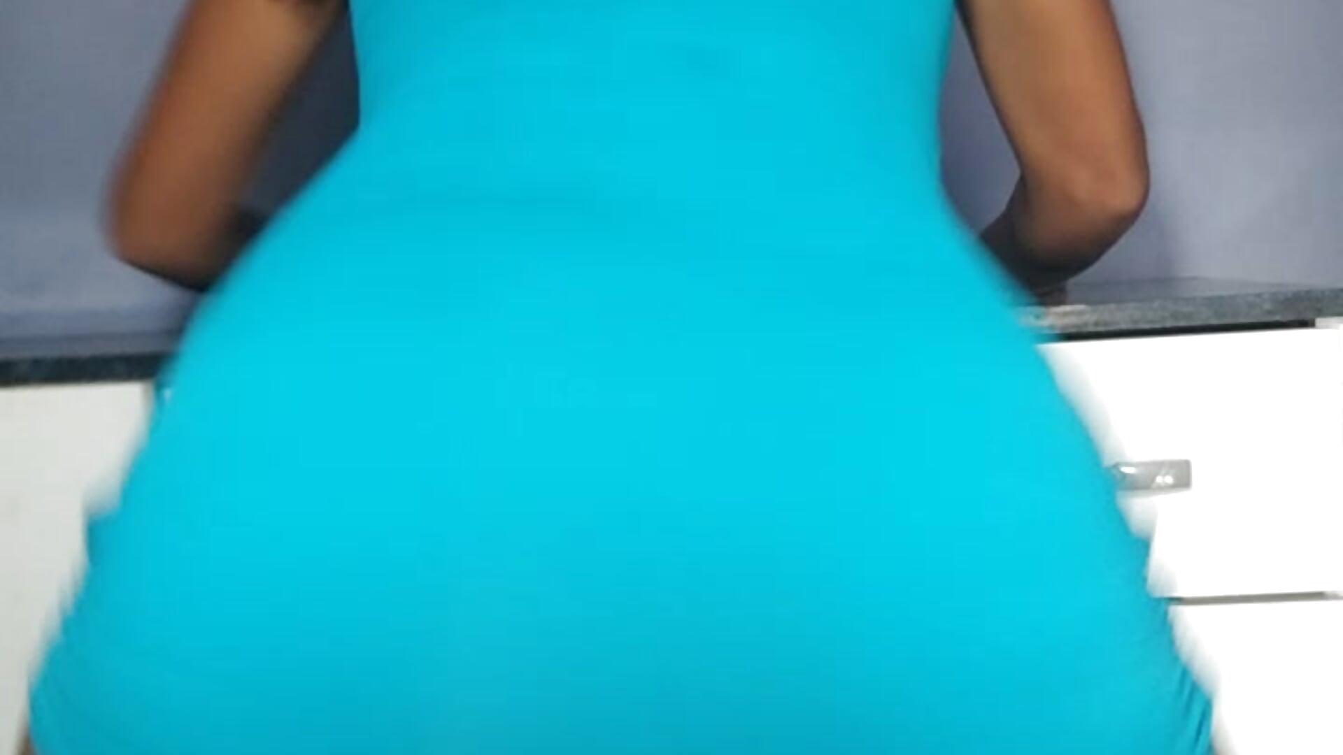 Rebolando sem calcinha e vestidinho subido 😋