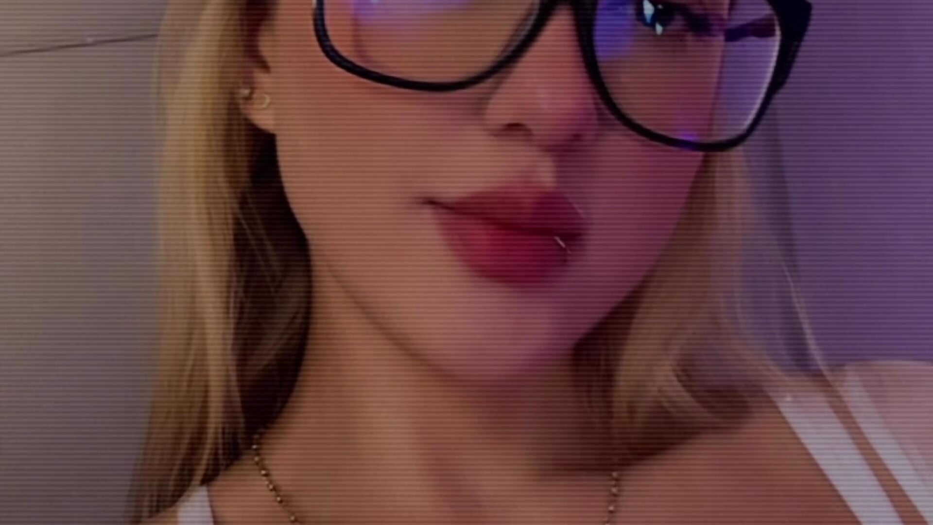 😚 - video by EveBensonX cam model