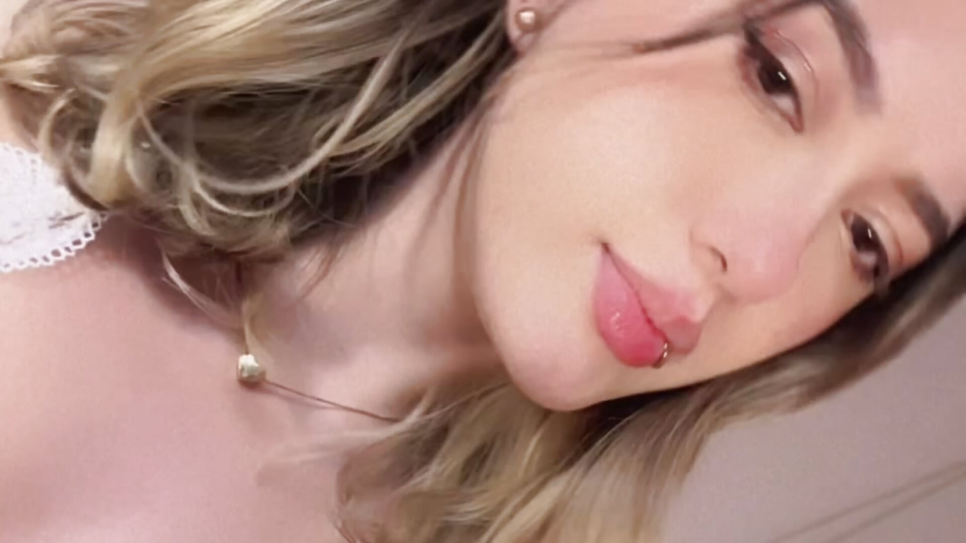 Hi, im online – video af EveBensonX cam-model