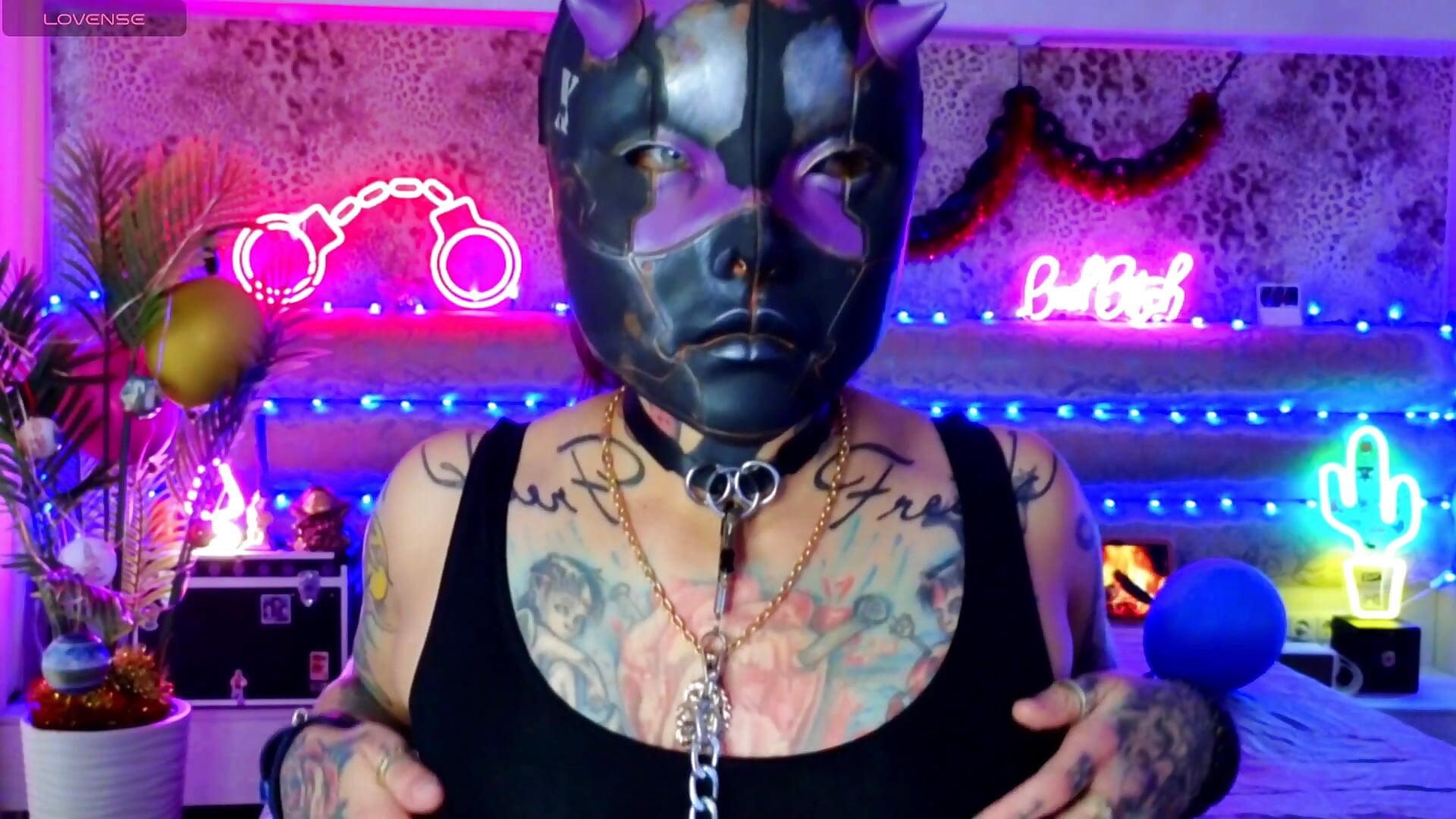 Hello. you can always take off my mask or put on another one. - video by Cool_Freak_ cam model