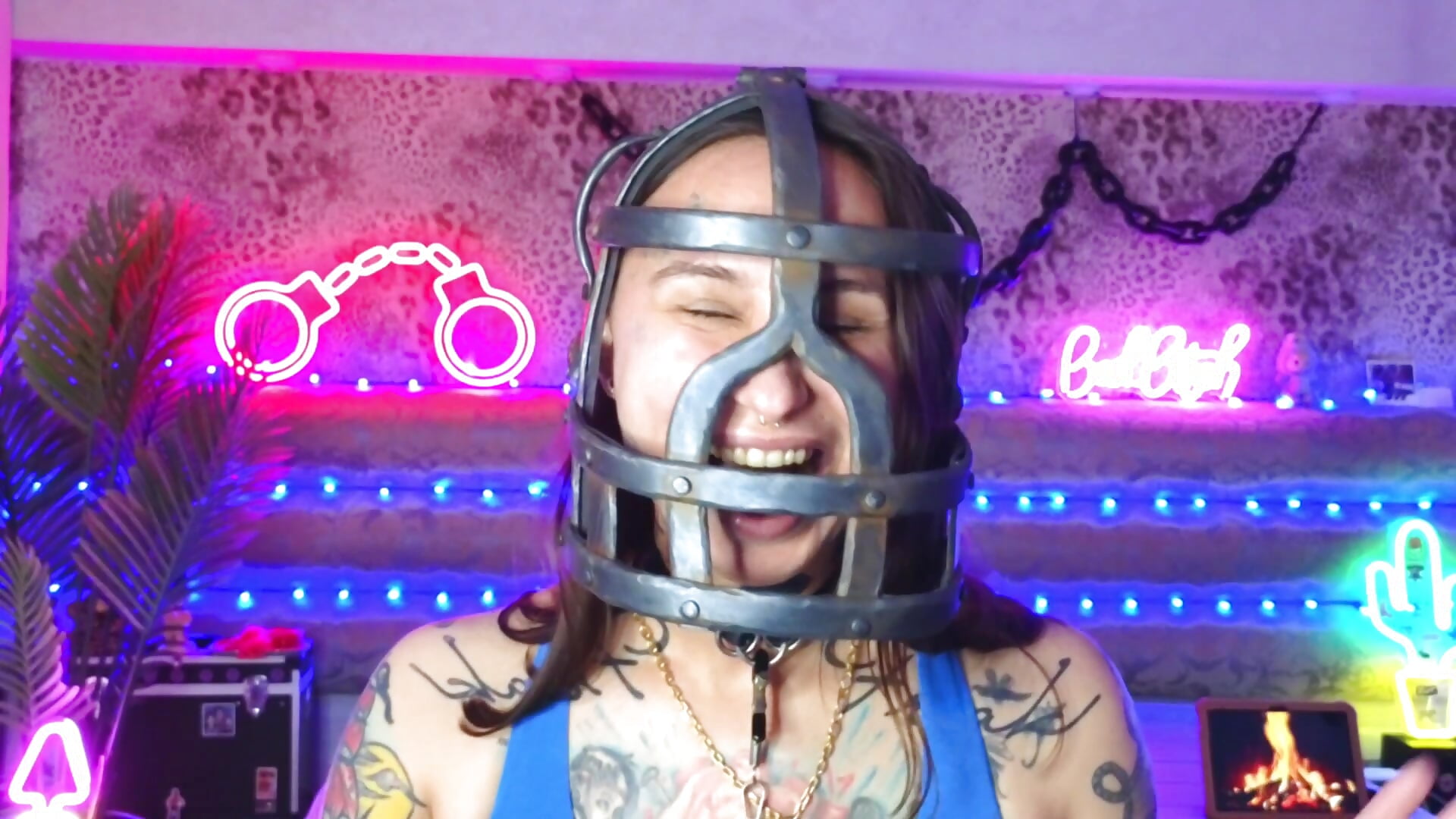 many masks, gags, horns, cell, crown, role playing games. dirt and a sea of ​​squirt. - Video von Cool_Freak_ Cam-Model