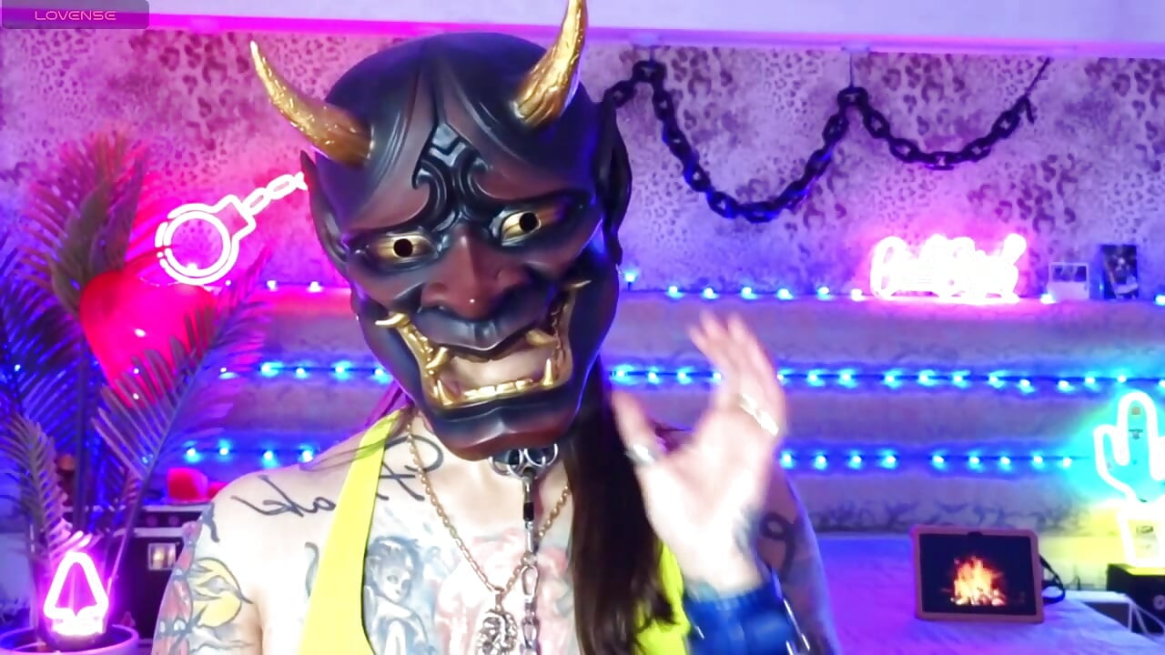 you can always write to me and I will put on your favorite mask - video di Cool_Freak_ modella di cam