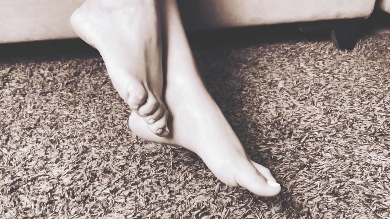 come and touch my beautiful feet 🥵 - فيديو من HotDeep_Fucking موديل الكام