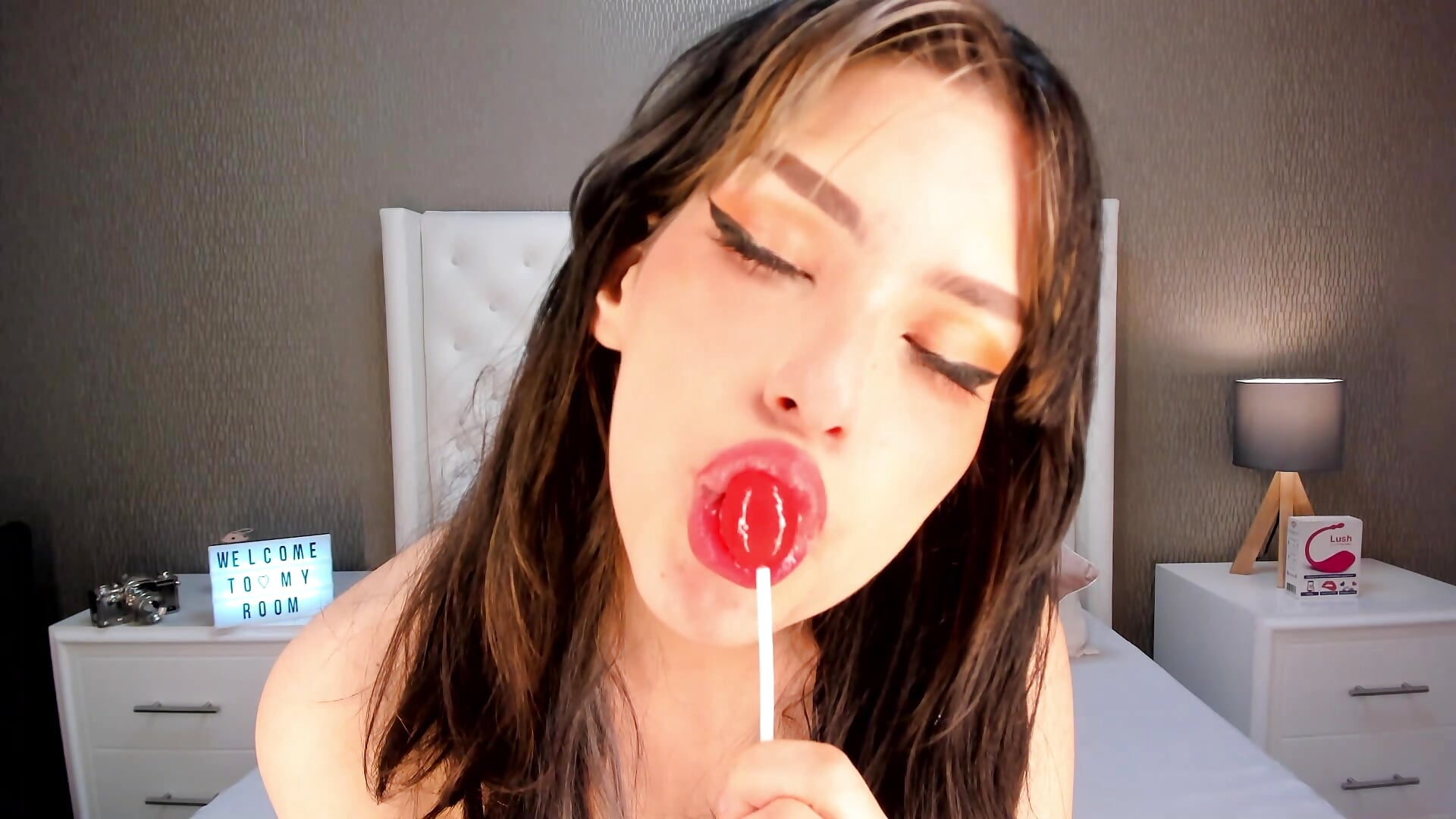sucking a sweet lollipop - відео від вебкаммоделі Alexa_Thaylor_