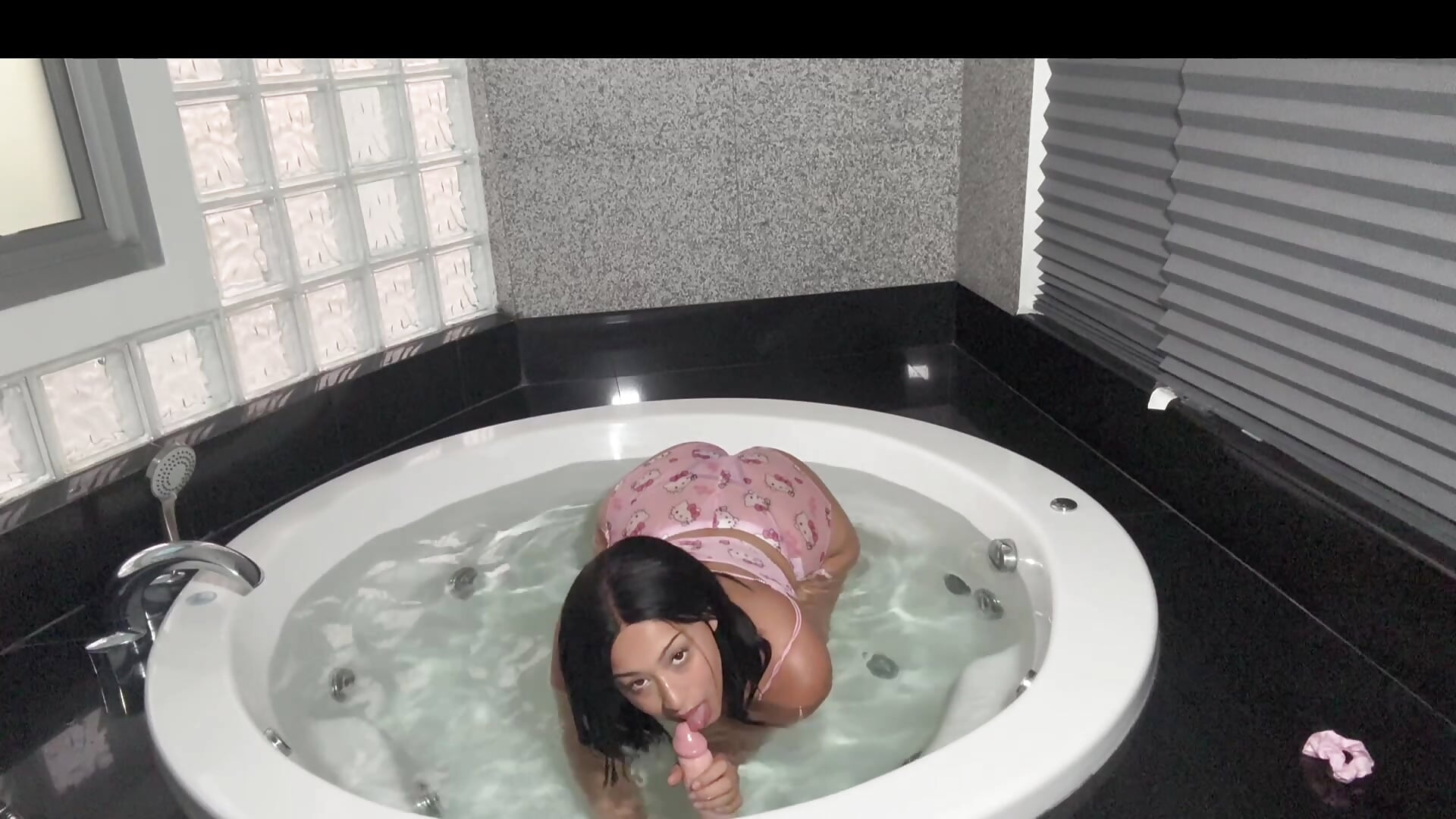 My new jacuzzi jets made me squirt twice in a row 💦😩 - vídeo de la modelo de cam Naomisroom