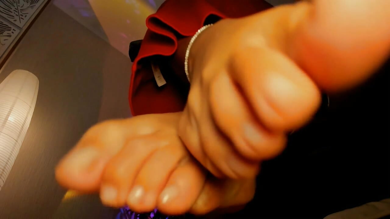 Feet on the floor & giantess (pvt show)