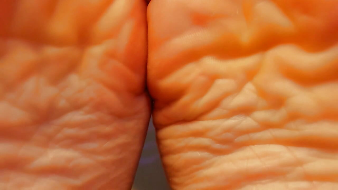 Sorrouded by wrinkled soles