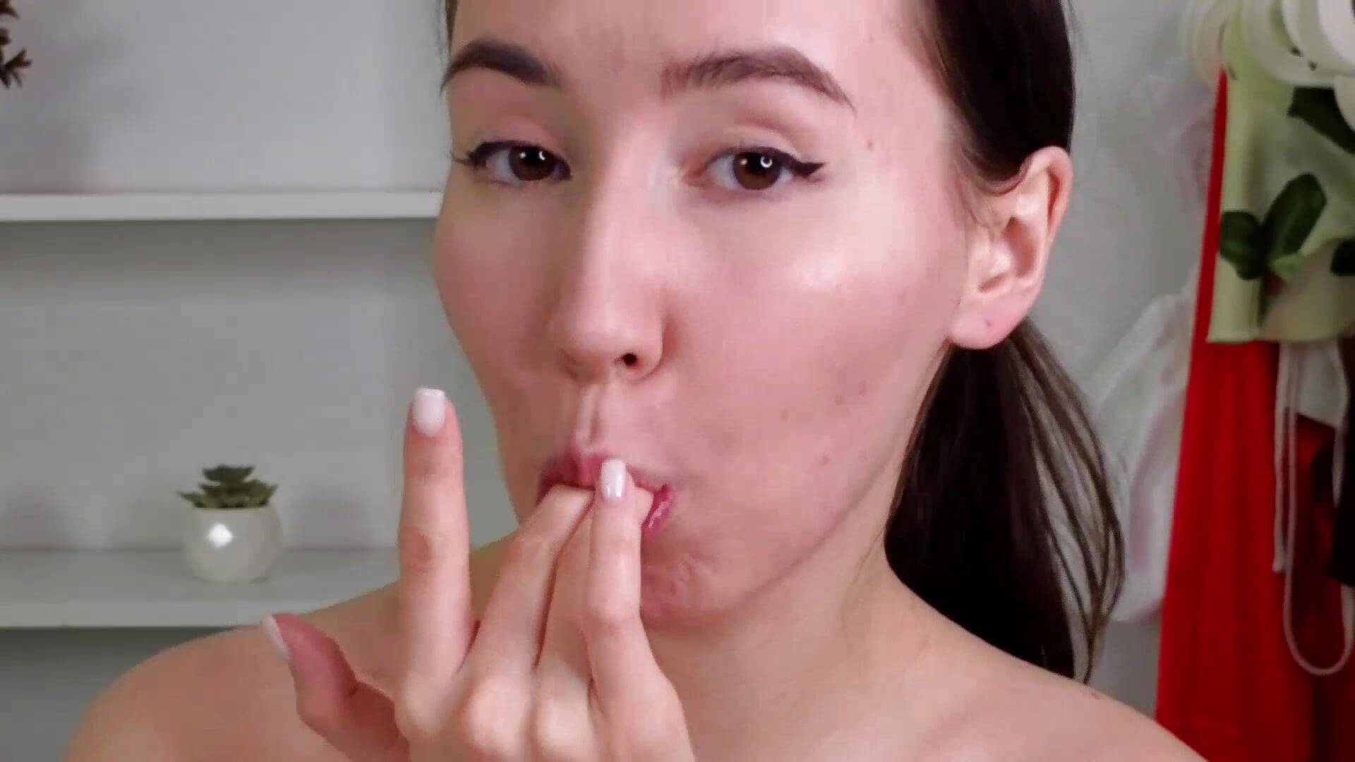 Me sucking my fingers ^^ - video by IriskaGreen cam model