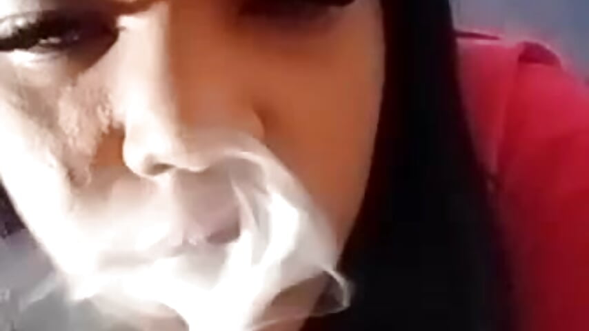 relax smoking - video sophiahot_thick kameramallilta