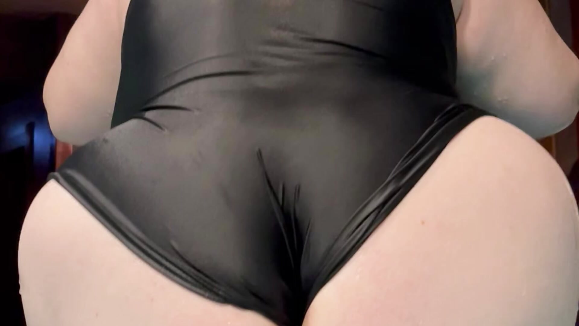 Having fun in the pool - відео від вебкаммоделі Comprom1se