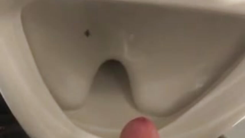 Cumming in public toilet - video av Lovetobenaked4u cam model