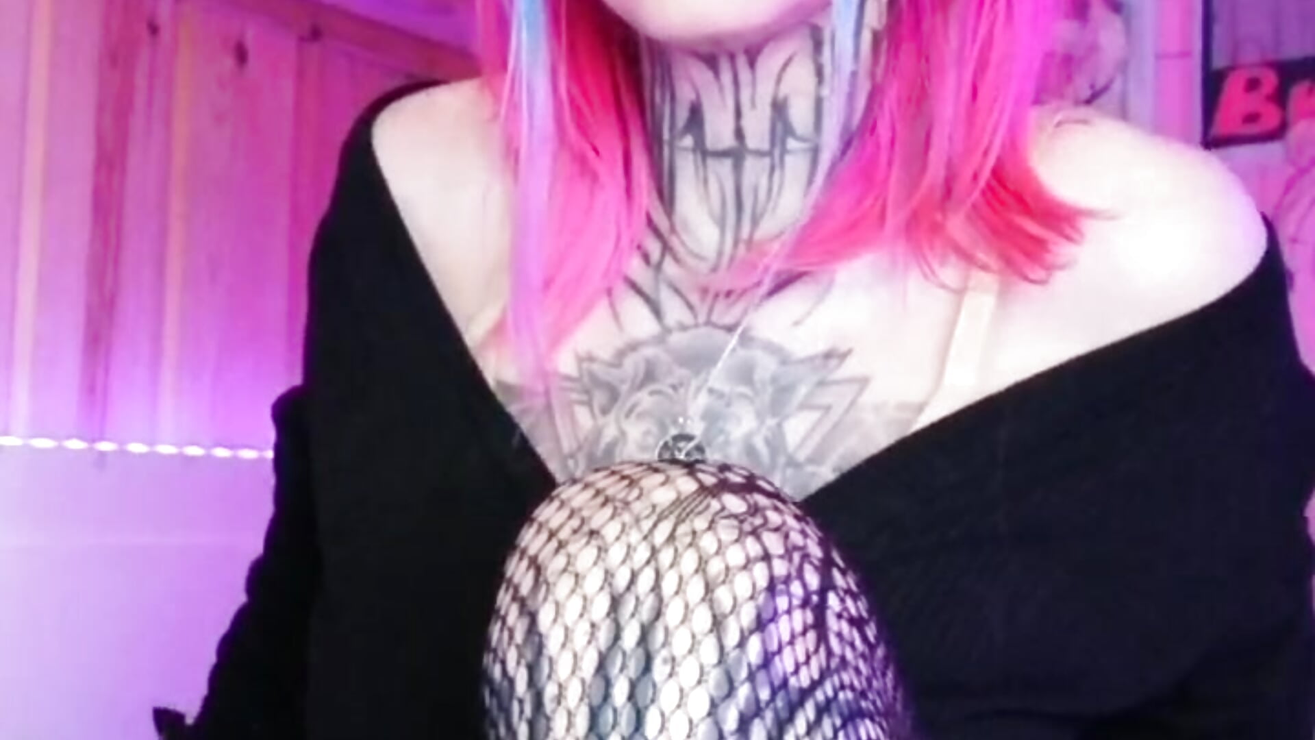 Vaping^^ - video by NekoCyber cam model