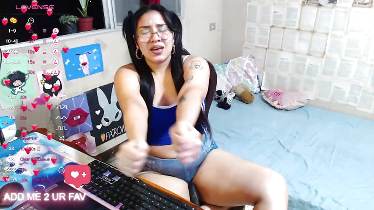 Danely Lopez likes to sing reggaeton - video by DanelyLopez cam model