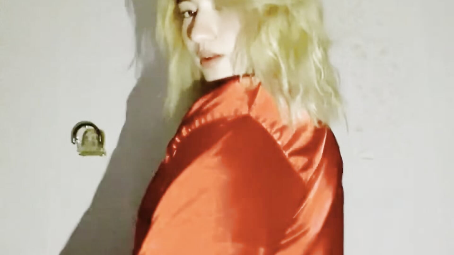 Dance in the bathroom - video by LizaSluty cam model