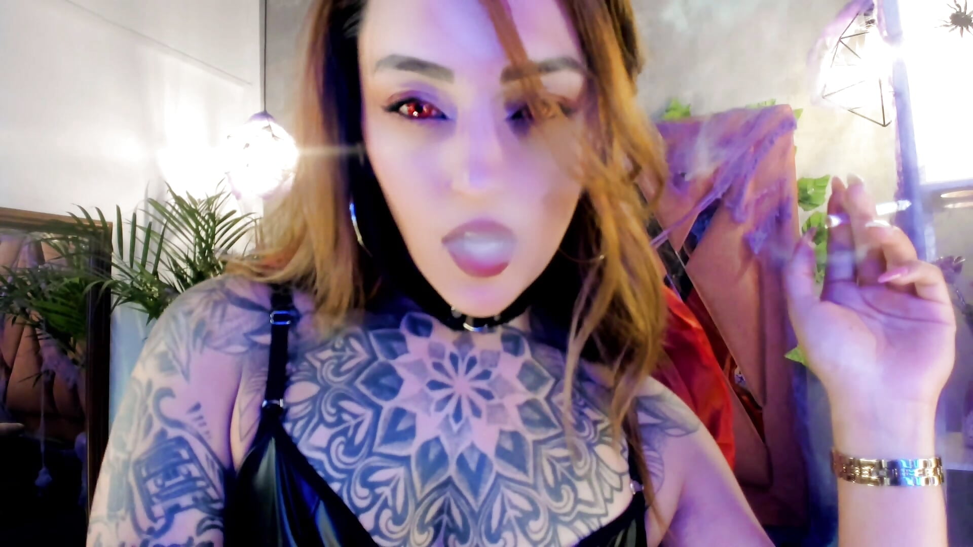 SMOKE - βίντεο μοντέλου Megan_inked