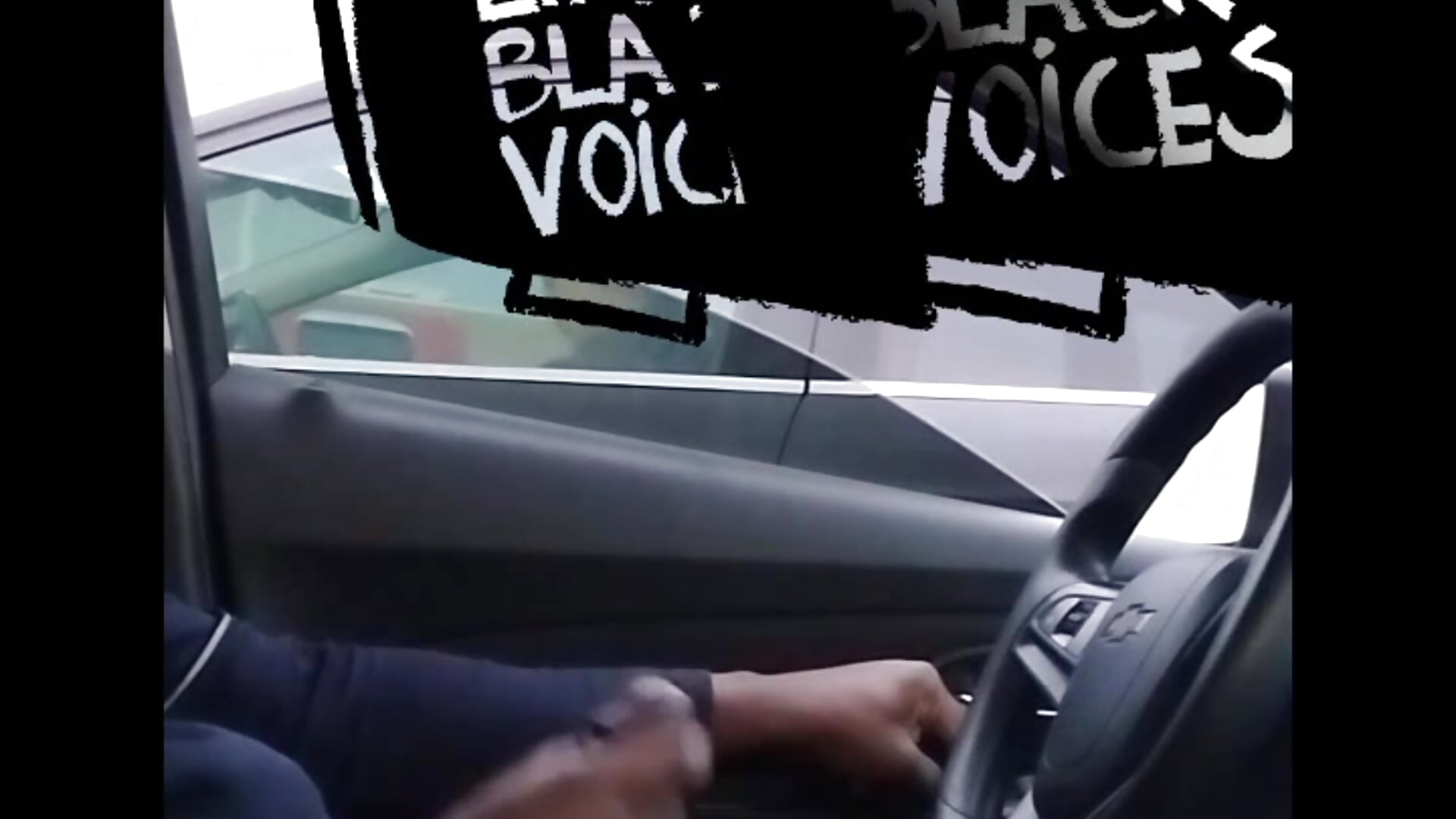 JERKING OFF NEXT TO G IN CAR IN SHE SEEN IT – video od webkamerové modelky BBC_LONGPIPE22
