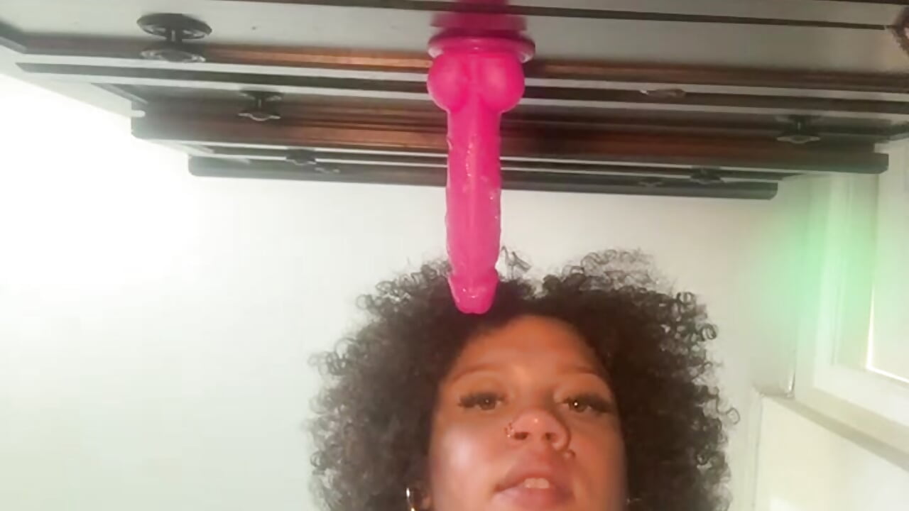 Suck dildo & squirt