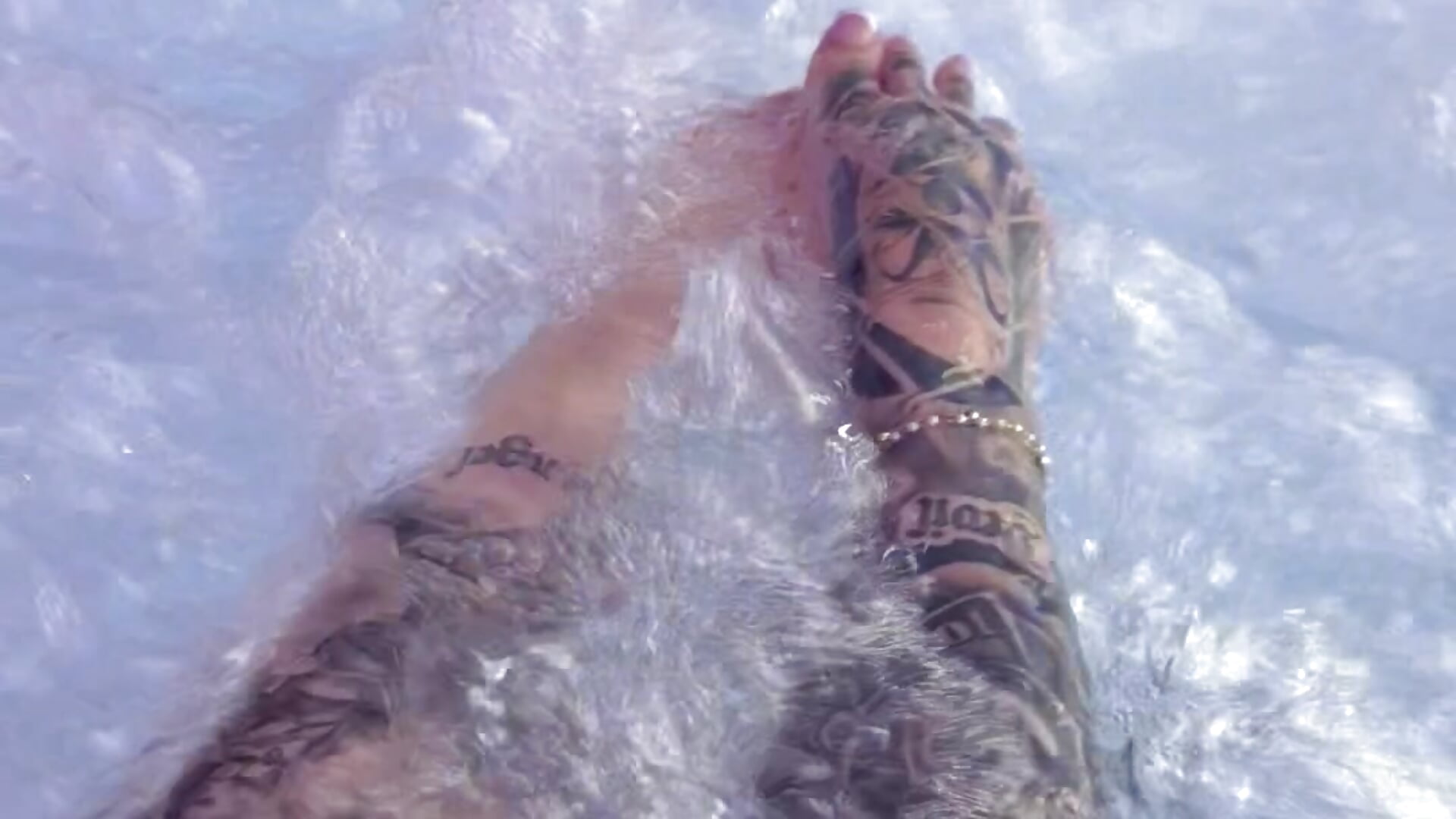 Do you like my feet in the whirlpool?🦶🏻🥵🤤
