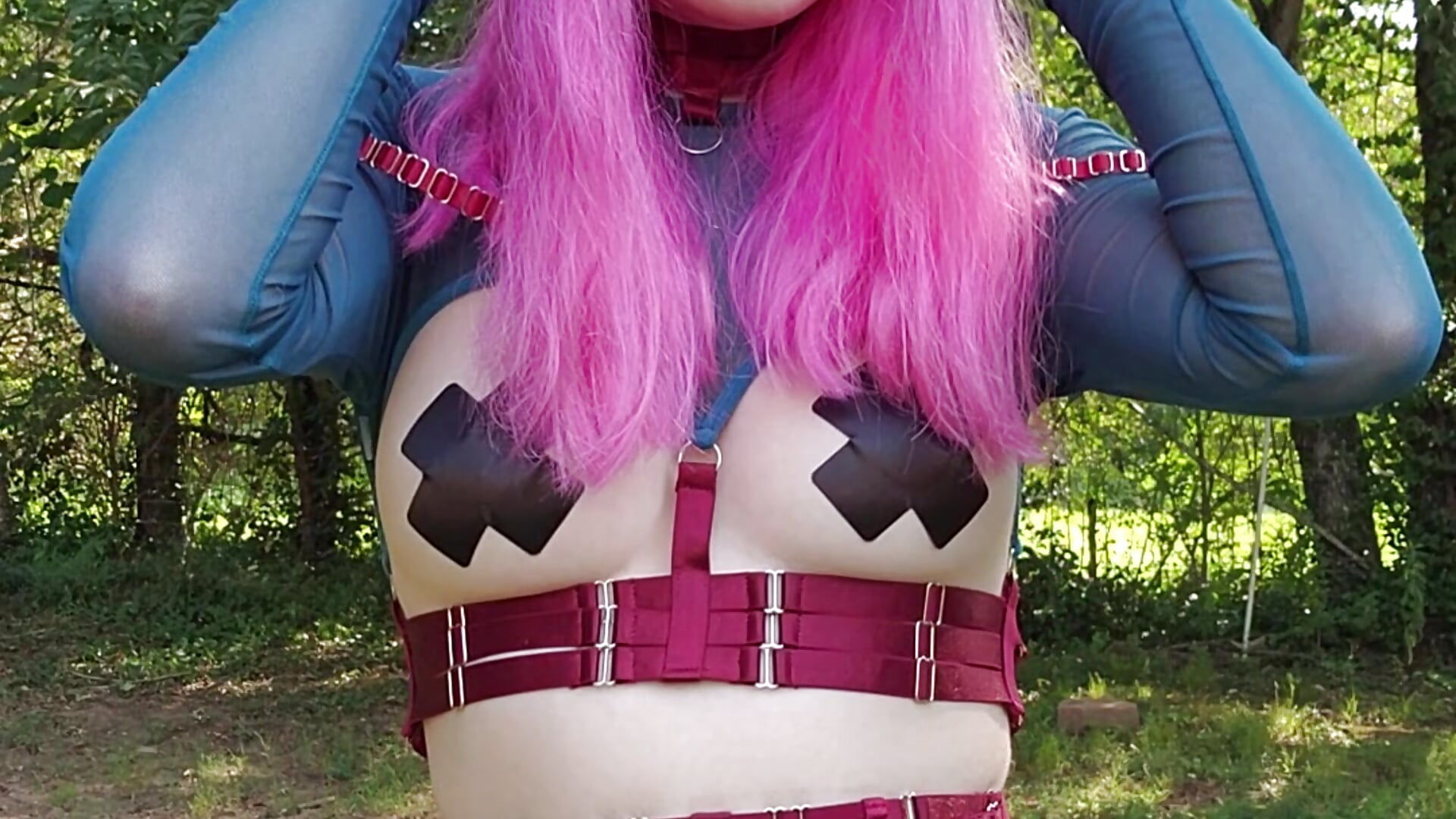 Being naughty outdoors - video by mymindbreaks cam model