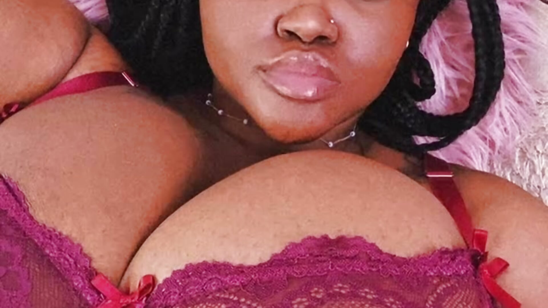 4de44c6fe04746d59d3e05a69ccb9a82 - فيديو من Yung-Missy موديل الكام