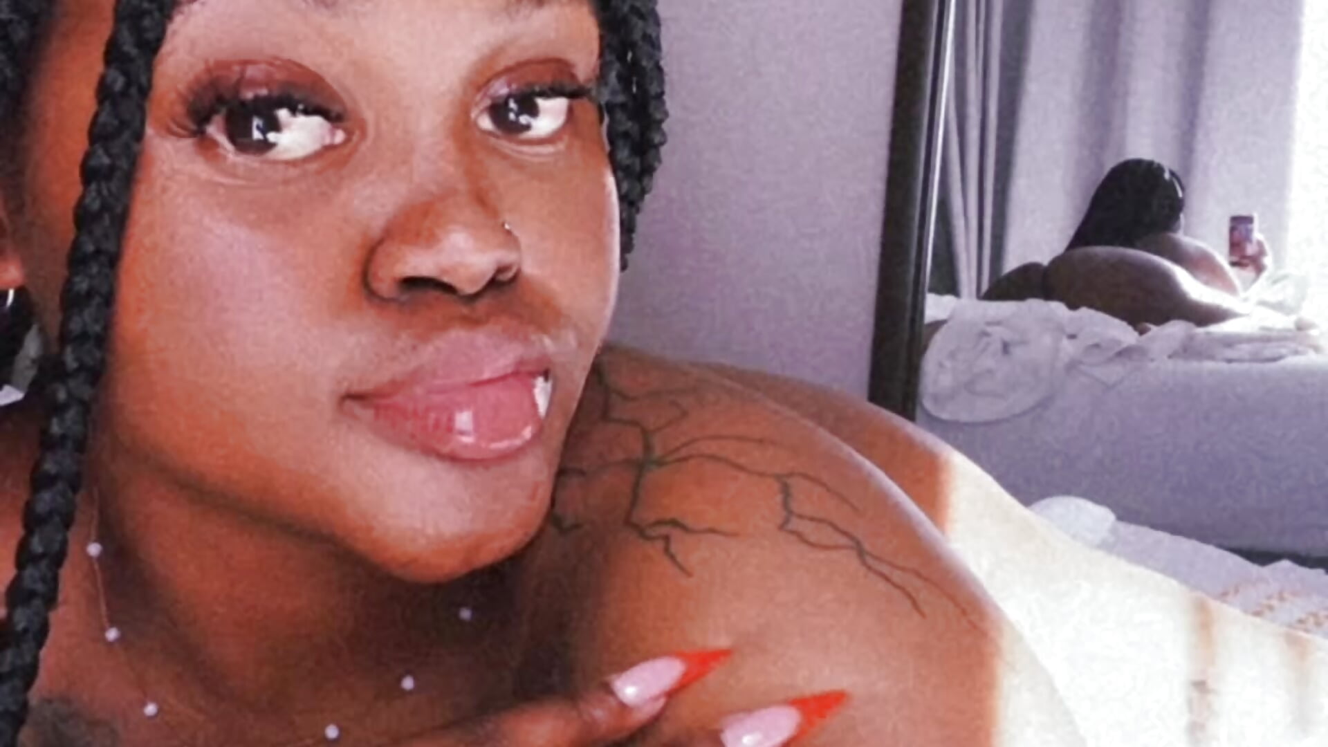 20a20a41ea564e0d83c297376fe63cd0 - فيديو من Yung-Missy موديل الكام