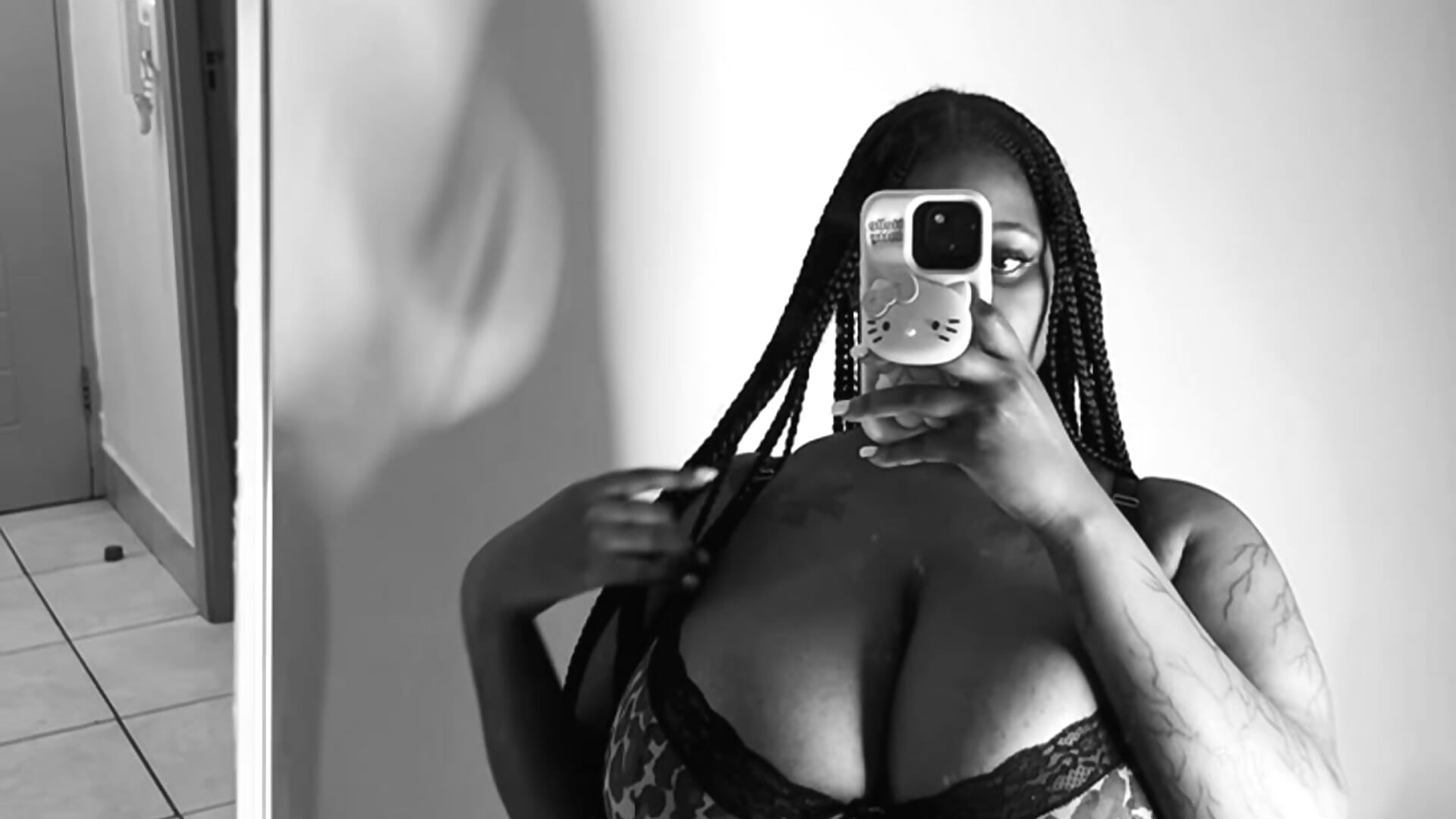 2E27143E-FF5F-434D-BD59-006CB20223D3 - فيديو من Yung-Missy موديل الكام