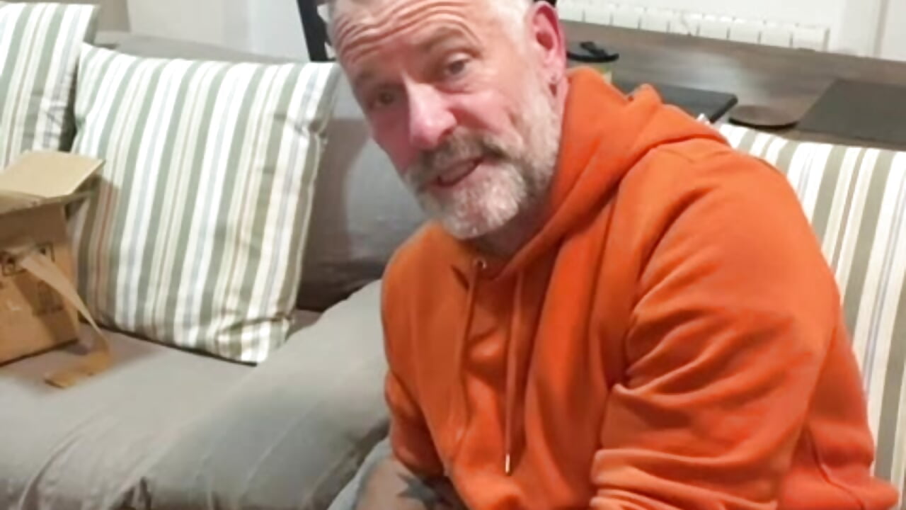 Unboxing my new fuck toy!! Versatile loving it - vídeo de la modelo de cam DaddybearVLC