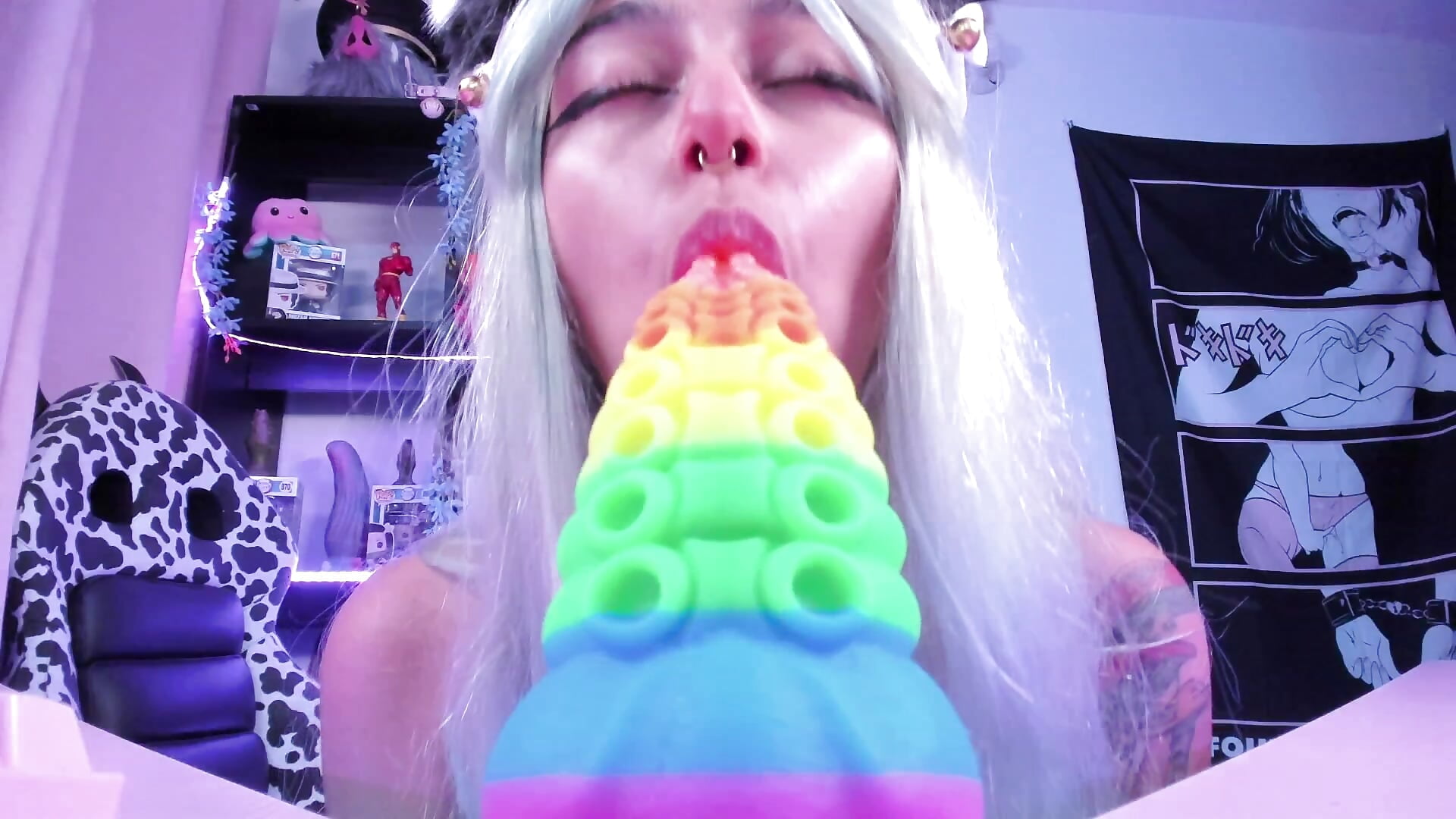 The kitty loves rainbows - video by amber_yull cam model