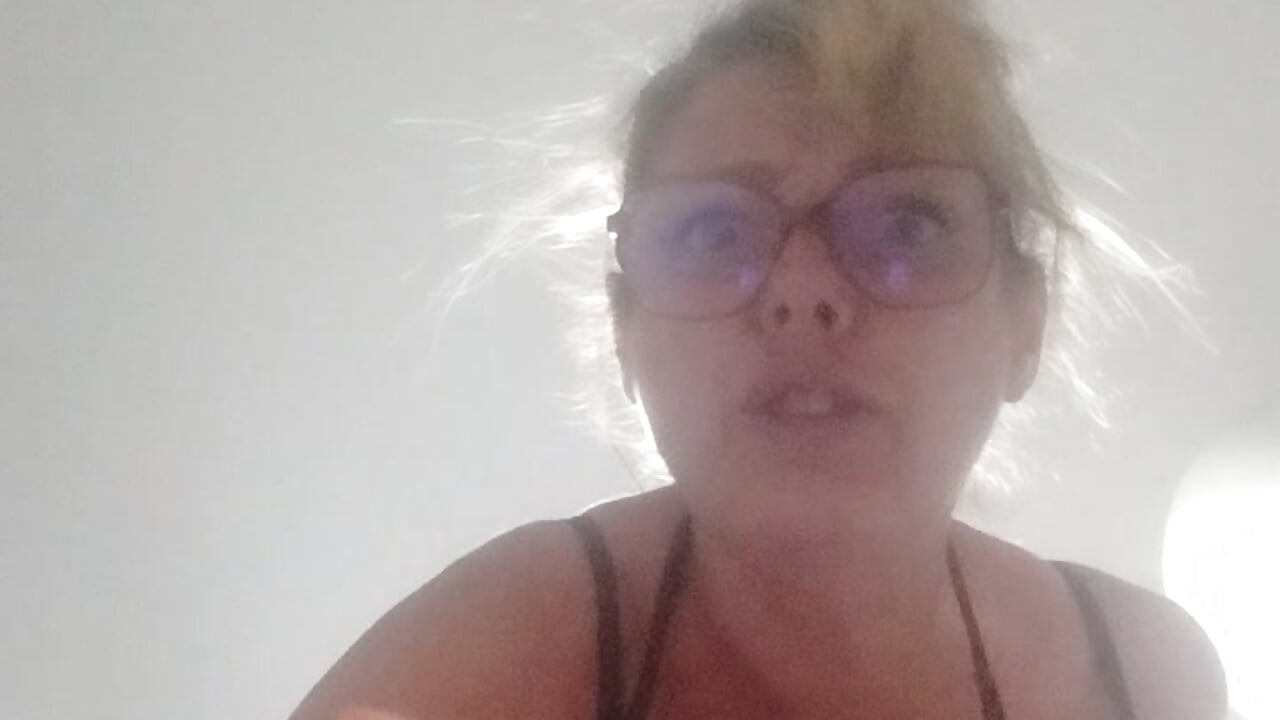 Video fetiche ( mujer gigante 👣)