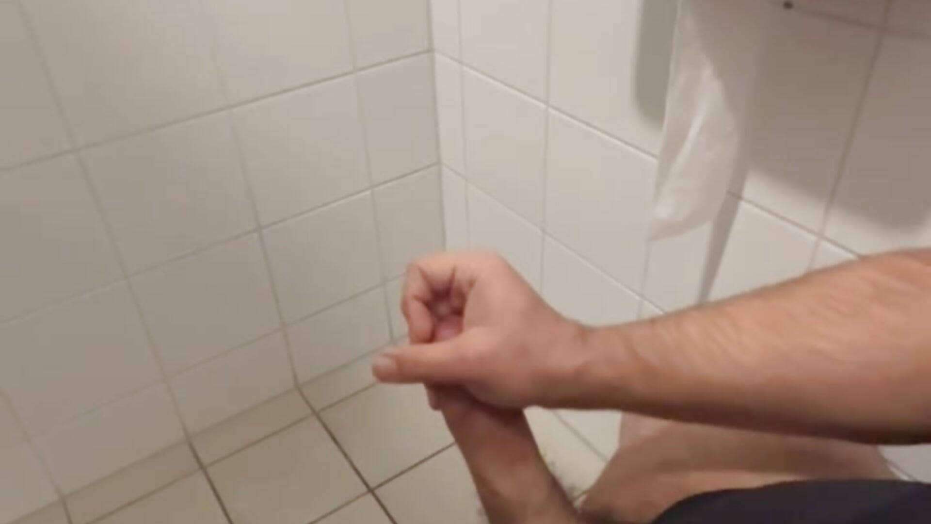 Cum in bublic toilet – video af Hairymusclebear1