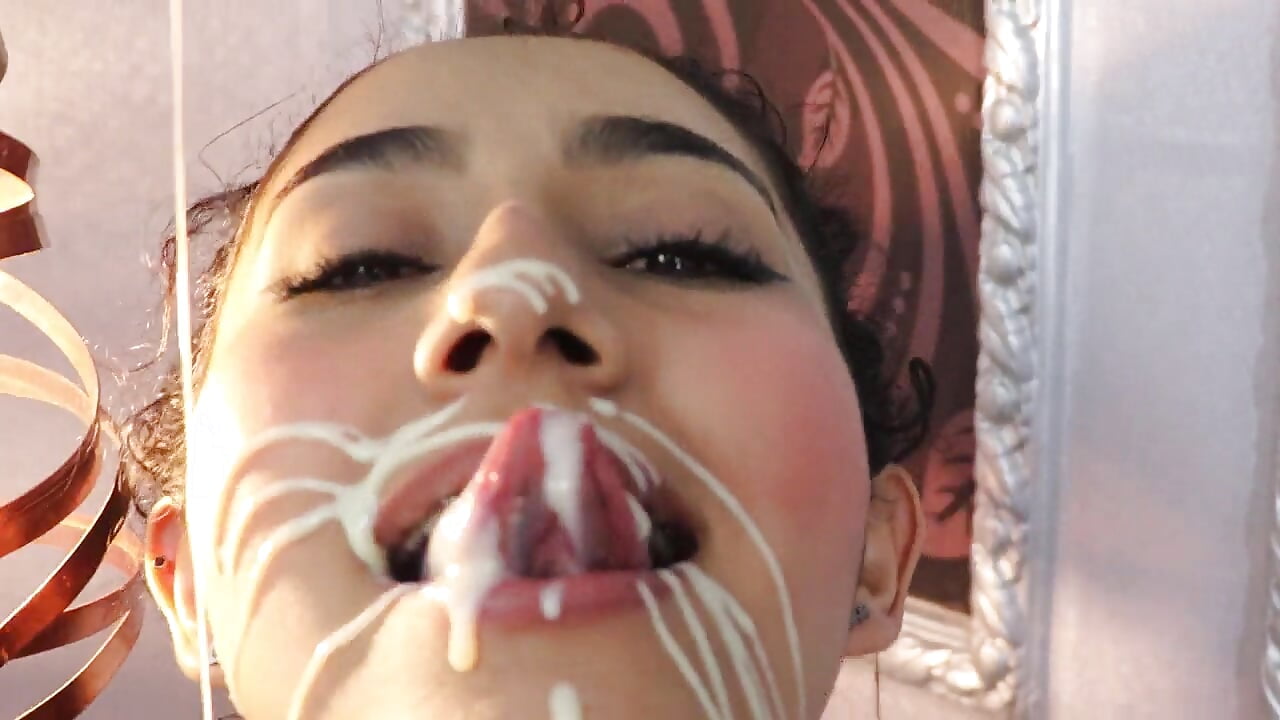 your milk on my face - video by Sara_Noa cam model