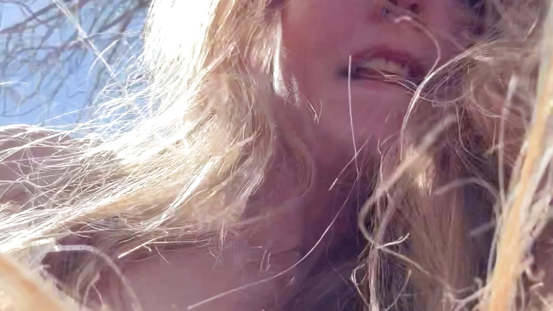 Pussy caught outside - video by GoldenFlameGoddess cam model