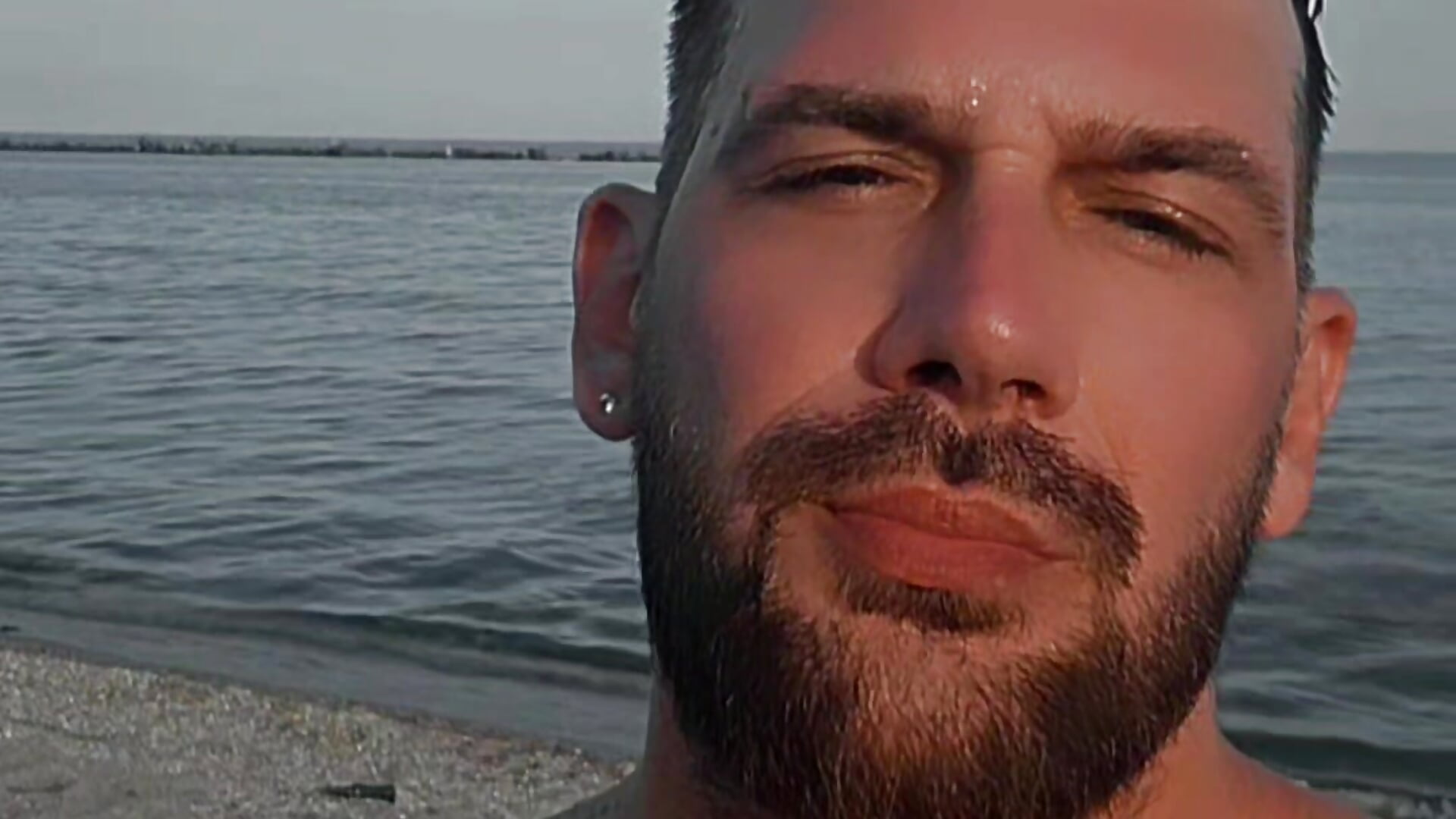 Fishes drown once i stepped into the sea - video oleh model kamera LexHardy