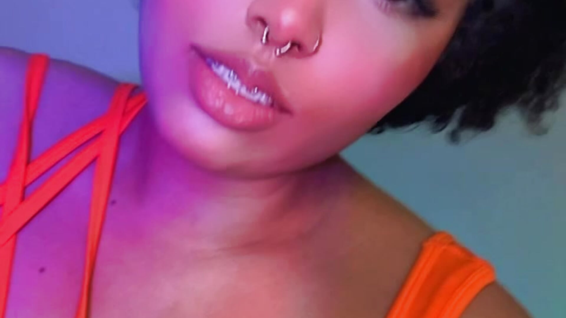 93da9518c0134d199db69fb4250a4897 - فيديو من michell_bling1 موديل الكام