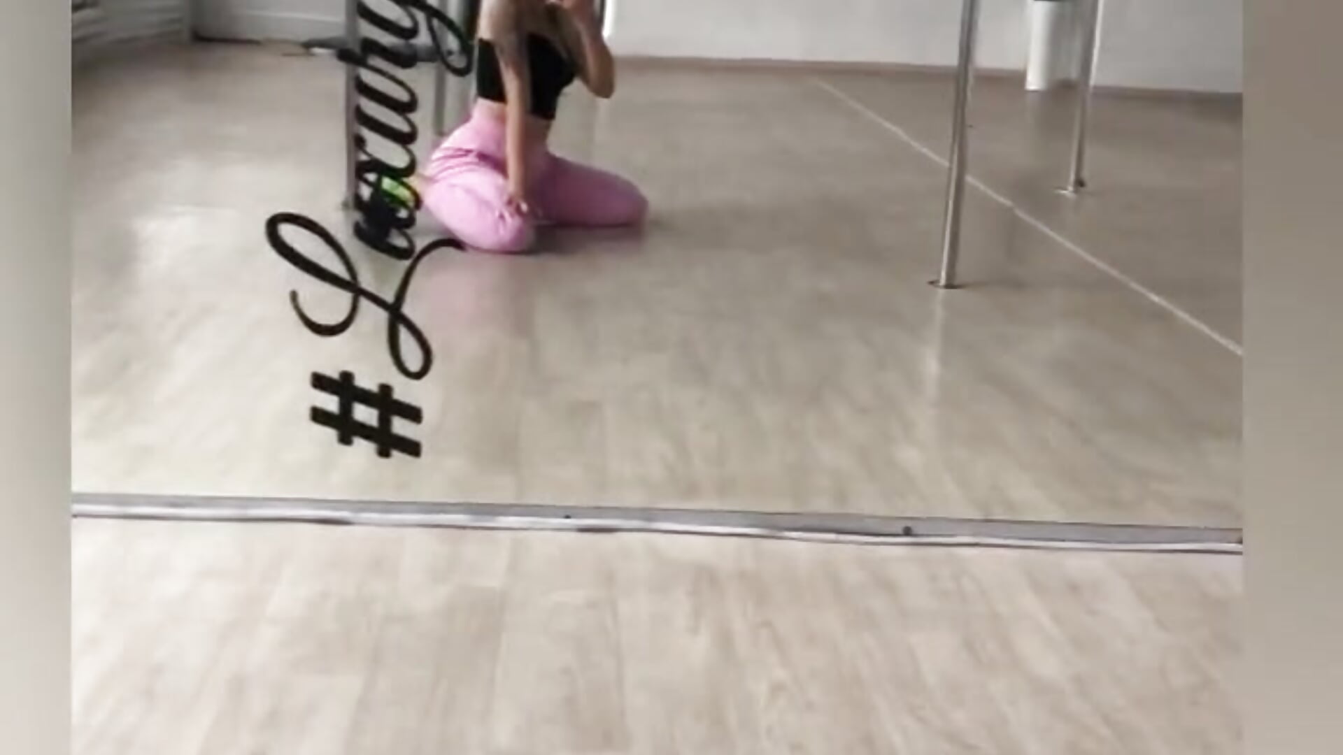 Pole dance - video by TuttyRight cam model